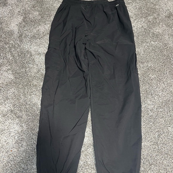 Vuori Boyfriend Cargo Jogger Pants in dark gray Size Small - Picture 2 of 4